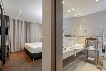 Deluxe Double Room, Mobility Accessible (PcD)
