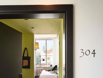 Room, 1 King Bed (Medium Mama)