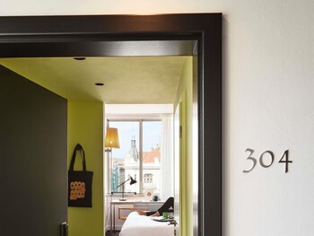 Room, 1 King Bed (Medium Mama)