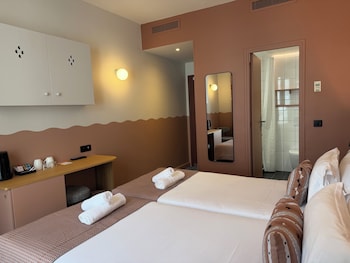 Room, Connecting Rooms (5 Pax)