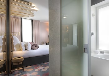 Family Room (connecting rooms, Building 1)