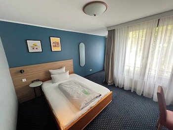 Standard Room, 1 Queen Bed