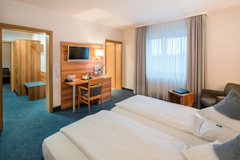 Family Room, 3 Twin Beds