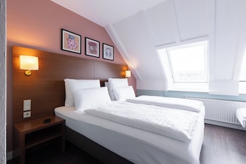Standard Room, 1 Queen Bed
