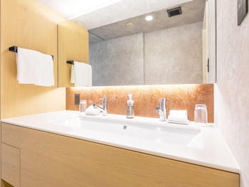 Deluxe King Twin Room with City View Non Smoking