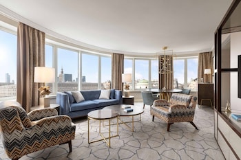 Executive Suite, 1 King Bed, City View