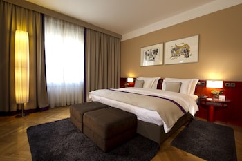 Suite, 1 King Bed, Balcony, City View
