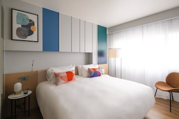 Suite, 1 King Bed with Sofa bed
