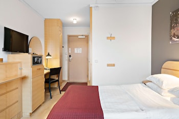 Room Standard Queen with wall bed