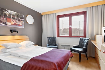 Room Standard Queen with wall bed