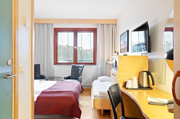 Room Standard Queen with wall bed