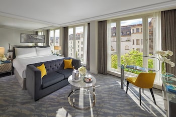 Deluxe Room (King)