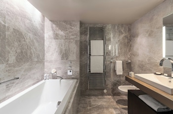 Suite, 1 King Bed, River View