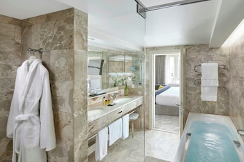 Deluxe Room (King)