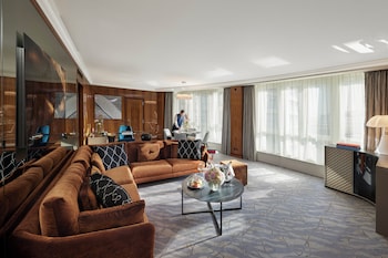 Suite, 1 King Bed, River View, Corner