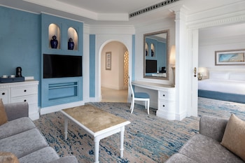 Club Suite with Partial Sea View - Lounge Privileges, Afternoon Tea and Private Beach Access