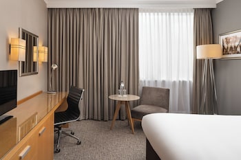 Standard Room, 1 Queen Bed (Walk-In Shower)