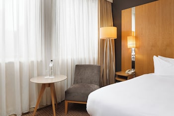Standard Room, 1 Queen Bed, Bathtub (Bathtub)