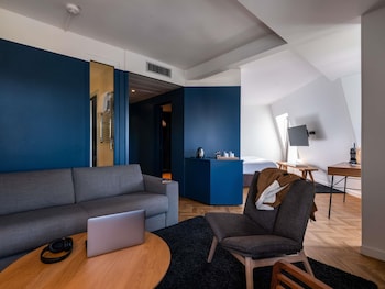 Suite, 1 King Bed with Sofa bed