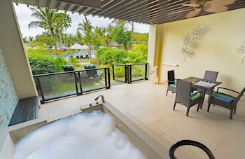 Ocean Junior Garden View Suite (King)