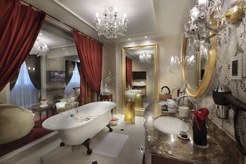 Opera wing, Grand Prestige Suite with Club Privileges and Benefits, King Bed