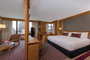 Corner Suite, 1 King Bed (Executive Lounge Access)