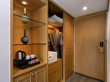 Corner Room, 1 King Bed