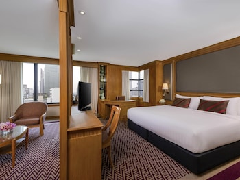 Corner Suite, 1 King Bed (Executive Lounge Access)
