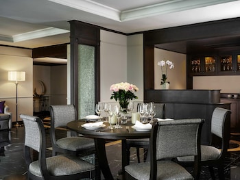Grand Executive Suite, 1 King Bed Club Longue Access (Business Lounge access)