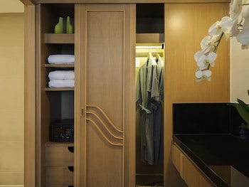 Corner Suite, 1 King Bed (Executive Lounge Access)