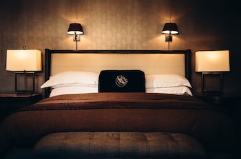 Deluxe Room, 1 Queen Bed, City View (Deluxe Queen)