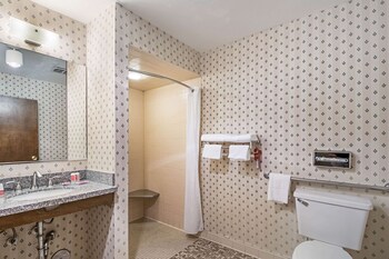 1st Floor Accessible Single Queen