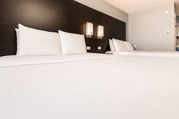 2 Queen Beds w/ Kitchenette Non-Smoking