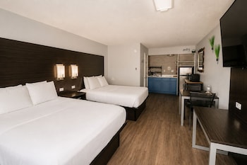 2 Queen Beds w/ Kitchenette Non-Smoking