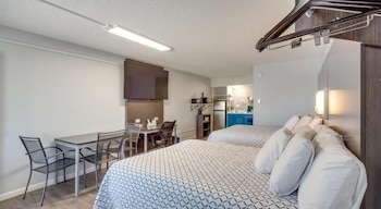 2 Queen Beds w/ Kitchenette Non-Smoking
