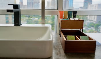 Platinum Skyline Penthouse (Club Access)