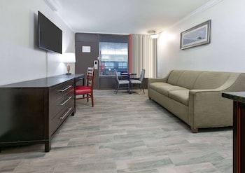 Suite, 1 King Bed, Non Smoking, Pool View (Interior)