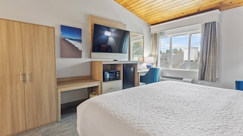 Standard Room, 1 King Bed, Non Smoking, Refrigerator & Microwave