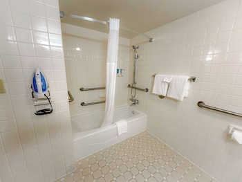 Room, 1 Queen Bed, Mobility Accessible, Non Smoking (Hearing, Tub w/ Grab Bars)