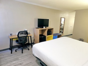 Room, 1 King Bed, Accessible, Non Smoking (Mobility, Bathtub w/Grab Bars)