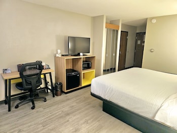Room, 1 King Bed, Accessible, Non Smoking (Mobility, Bathtub w/Grab Bars)