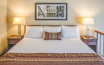 Suite, 1 King Bed with Sofa bed (Coast Townhouse Loft Suite)