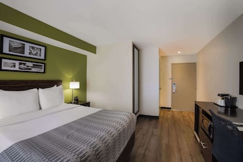Standard Room, 1 Queen Bed, Accessible, Refrigerator & Microwave