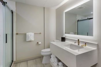 Standard Room, 1 King Bed, Non Smoking, Jetted Tub