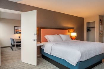 Suite, 1 King Bed, Refrigerator & Microwave (Wet bar)