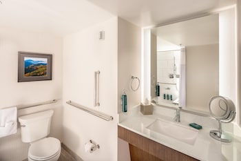 Room, 1 Queen Bed, Accessible (Mobility & Hearing, Roll-in Shower)