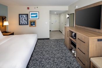 Room, 1 Queen Bed, Accessible (Mobility & Hearing, Roll-in Shower)