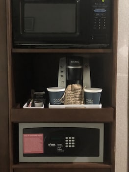 Room, 1 King Bed (Mobility/Hearing Access, Roll-In Shwr)