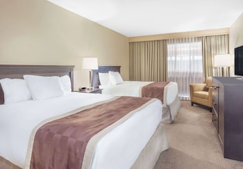Room, 2 Queen Beds, Non Smoking (Pool Walkout, Main Floor)