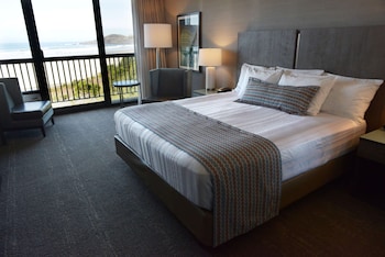 Standard Room, 1 King Bed, Refrigerator & Microwave, Oceanfront (Non Pet Friendly)